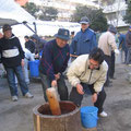 2005年　入船東エステート自治会餅つき大会　自治会長自ら杵をとって奮闘中！