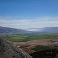 Ein alter Schuttberg hoch oben... Blick Richtung Wanaka. Die Wolke kam durch einen Brand zustande.