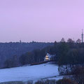 Blick von Köhlers Berg in Polenz Richtung Götzingerhöhe und den zwei Ungertürmen, soeben ist die Sonne untergegangen und am Himmel leuchtet noch sanft das Abendrot. 