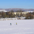 Blick auf Bahn, Skifahrer und Neustadt von Köhlers Berg.