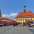 Versammelte Fahrzeuge der FFW Neustadt anlässlich einer Hochzeitsfeier auf dem Neustädter Markt.