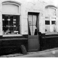 Magasin de Louise Gossiau, rue de Bruxelles. La maison n'existe plus.