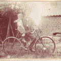 Octave sur le vélo avec son frère Oswald (vers 1903)