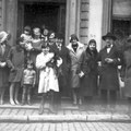 On aperçoit Pierre Baude et son épouse Germaine Larbalétrier + Gérard Baude, leur fils, Octave est le 2e à droite; rené Décamps et Paula Delvaille