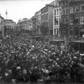 La foule écoutant le discours de M. E. Wasnair, président