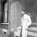 Mars 1930 - Octave Sanspoux devant sa vitrine