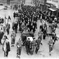 Retour à Nivelles du corps d'un de ses fils tué pendant la campagne de Hollande de 1945. A gauche : Zéphirin Gillain. A droite : Willy Cloquet