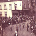 Le mayeur Dangonnau. Suivent les volontaires nivellois.