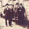 1927 - Devant l'église de Thines. Octave Sanspoux est à gauche.