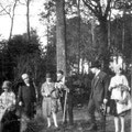 Bois du Saint-Sépulcre. Près de l'arbre : Yvonne Lambert et Paul Bila