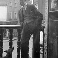 1929 - Pol Bila, commerçant de la rue de namur, au balcon