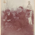 Octave Sur la barrière avec ses frères Gaspard et Joseph