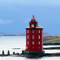 Der berühmte rote Leuchtturm von Kjeungskjaer.