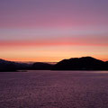 Frühmorgens - die Sonne geht auf vor dem Hafen Florø.