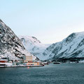 Øksfjord wird erreicht und strahlt in der Sonne.