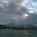 Vor Sortland ziehen wieder Wolken auf.