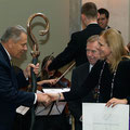 Stanislav Grof reçoit le Prix Vize 97 de la fondation de Dagmar et Vaclav Havel (à droite)