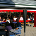 Alle gemütlich am Essen und Schwatzen