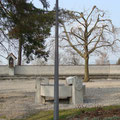 Fotoplatz mit 2 Tritten aus Sicht der Kirche