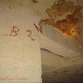 Infiltration d'argile au plafond d'une galerie.  Inspection des carrières par le B.R.G.M., accompagné du G.R.I.M.P. à Cénac