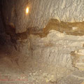 Sillon argileux entre deux blocs de calcaire. Inspection des carrières par le B.R.G.M., accompagné du G.R.I.M.P. à Cénac