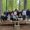 Die 6. Klassen des Gymnasiums Kronwerk stärkten im Hochseilgarten Altenhof ihren Zusammenhalt. Nach kniffligen Kooperationsaufgaben am Boden ging es hoch in die Bäume, wo Mut und gegenseitiges Vertrauen im Mittelpunkt standen.