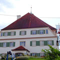 Herrenhaus an westlicher Stirnseite mit der Kirche verbunden