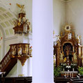 Säule im Kirchenschiff mit Blick auf Kanzel und Seitenaltar