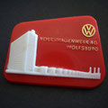 Besucherabzeichen VW Wolfsburg 70 rot Schrift erhaben