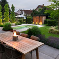 "Endless Summer" Moderner Pool Wohngarten I Bonn (Foto: Till Vielrose)