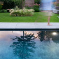 "Endless Summer" Moderner Pool Wohngarten I Bonn (Foto: Till Vielrose)