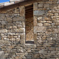 Abribus Belmont Sainte Foi (46) faille dans mur en pierre
