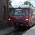 DR-Schienenbus im Bahnhof von Bergen