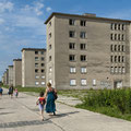 Prora, Gebäuderückseite mit Treppenhausanbauten