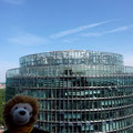 Mini-Leo gegenüber vom DB-Tower.