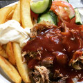 Pulled Pork mit BBQ Soße Steakhauspommes und Salat 