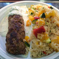 Cevapcici mit Tsatsiki und Zucchini Paprika Reispfanne 