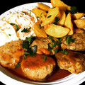Scharfe Biester Partyfrikadellen dazu  BBQ Soße mit Kartoffelecken und Salat