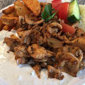 Hähnchengyros mit Tsatsiki dazu Kartoffelecken und Salat 