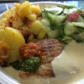 Schlemmerfischfilet mit Bratkartoffeln und Gurkensalat 