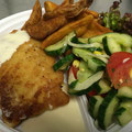 Schnitzel Wiener Art mit Sahnesoße Salat Kartoffelecken 