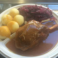 Leckere Minihaxe dazu Kartoffelknödel und Apfelrotkohl