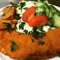 Seelachsfilet mit Currydip dazu Gurkensalat und Kartoffelecken 