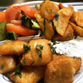 Kibbelinge mit Knoblauchdip dazu Kartoffelecken und Salat 