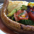 Frische grobe Bratwurst mit Kartoffelpüree und Salat 