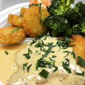 Schnitzel mit Sahnesoße dazu Brokkoli und Röstitaler