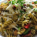 Spirellisalat mit Parmesan und Hähnchenfilet 