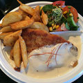 Schnitzel mit Sahnesoße dazu Salat und Pommes