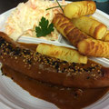 Currywurst mit Kroketten und Farmersalat