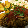 Pulled Pork mit BBQ Soße Wedges und Salat 
